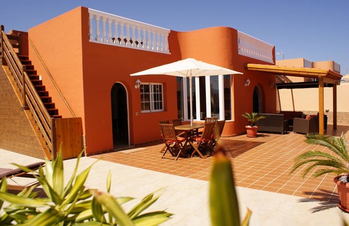 Caleta de Fuste Villa | 4 Bed Villa in Town, 10m Pool, Kid Slide, Pool Fence, BBQ, Outdoor Lounges