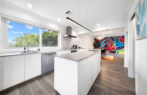 Curtin House | 4-Bed Family Home with Spacious Backyard and BBQ