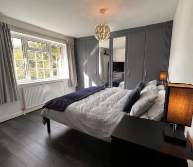 West Parley House | 4 bed home close to The New Forest, Beaches, Shops and Pubs