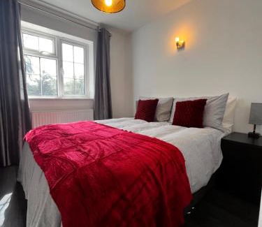 West Parley House | 4 bed home close to The New Forest, Beaches, Shops and Pubs