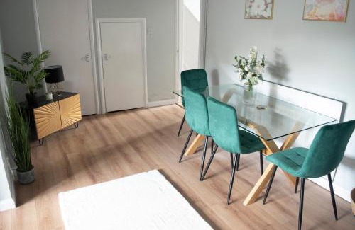Ealing Common House | 4 Bed Home FREE Parking, Garden