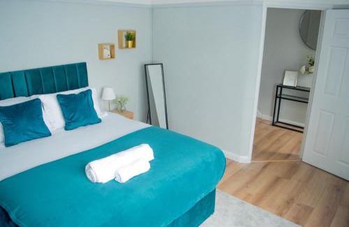 Ealing Common House | 4 Bed Home FREE Parking, Garden