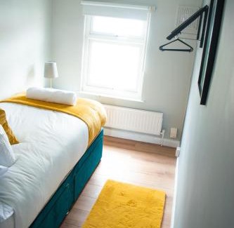 Ealing Common House | 4 Bed Home FREE Parking, Garden