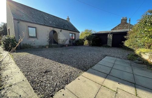 Leven House | 4 bed house in Elie centre, off street parking, enclosed garden, close to beach.