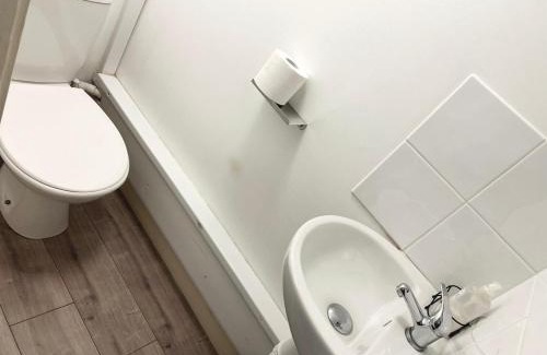 Becontree House | 4 Bed House-Garden-Parking-15 min Elizabeth Line