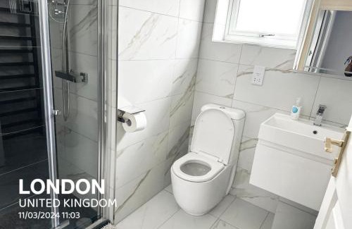 Becontree House | 4 Bed House-Garden-Parking-15 min Elizabeth Line