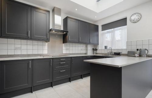 Enfield House | 4-Bed House Ideal for Families and Corporate Stays