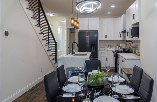 Dallas House | 4 -bed house in Downtown Dallas with movie theatre rooftop