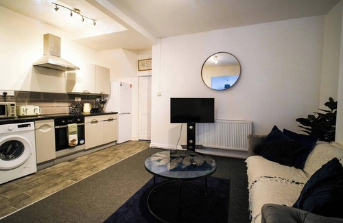 Hanham House | 4 Bed House Sleeps 7-Free Parking- Contractors