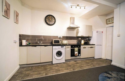 Hanham House | 4 Bed House Sleeps 7-Free Parking- Contractors