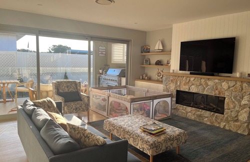 Wamberal House | 4 bed house with a pool, sauna, jacuzzi, pool & cinema room,2 min from the beach