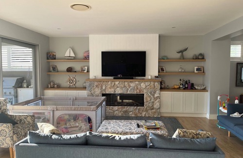 Wamberal House | 4 bed house with a pool, sauna, jacuzzi, pool & cinema room,2 min from the beach