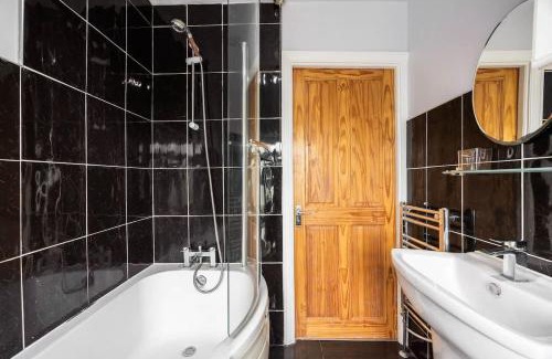 Caterham House | 4 Bed in Caterham Contractors Leisure