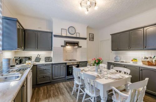 Holmfirth House | 4 Bed in Holmfirth 86032