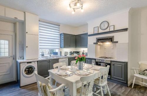 Holmfirth House | 4 Bed in Holmfirth 86032