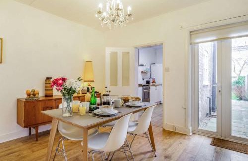 Holt House | 4 Bed in Holt 87148