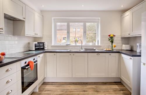 Newport House | 4 Bed in Newport 90251