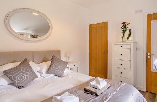 Newport House | 4 Bed in Newport 90251