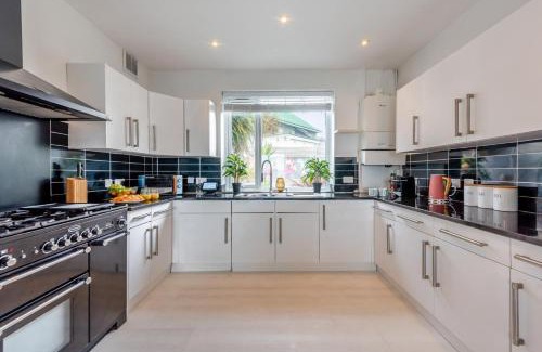 Brighton House | 4 Bed in Saltdean oc-a32366