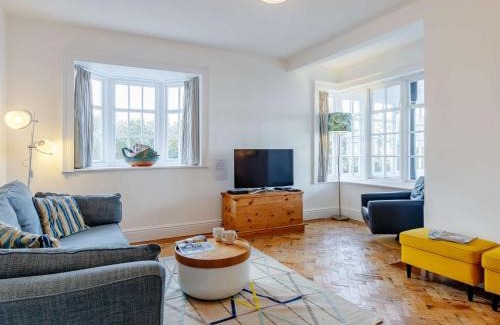 West Bay House | 4 Bed in West Bay DC083