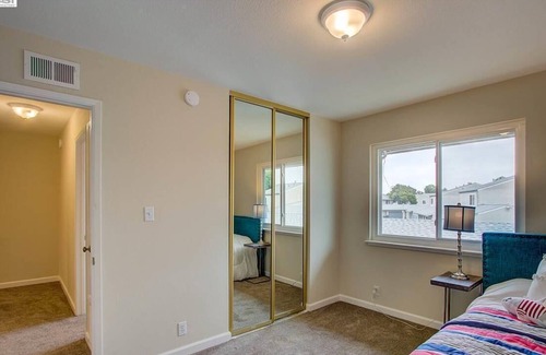 Union City House | 4 Bed Townhome with pool view /walk to shops