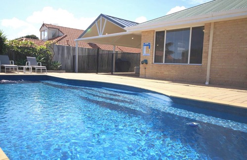 Mindarie House | 4 bedroom 2 bathroom home with large swimming pool walk to Mindarie Marina