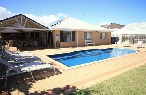 Mindarie House | 4 bedroom 2 bathroom home with large swimming pool walk to Mindarie Marina