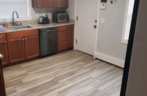 Manchester House | 4 bedroom/2 bathroom. Safe and quiet area