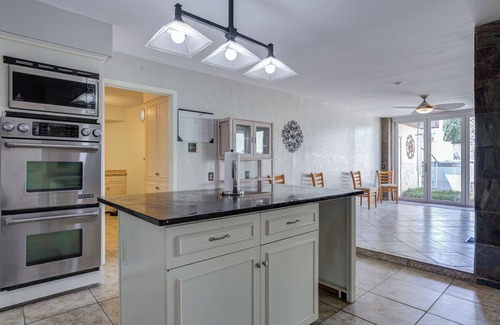 Lubbock House | 4-bedroom 3 bath modern house on Lakeridge golf course in Lubbock with WiFi, AC