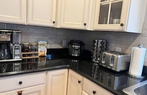 Westfield House | 4 bedroom 3 bathroom executive home with two kitchens