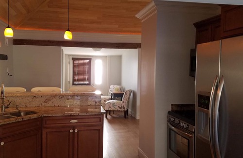Hampton House | 4 Bedroom - 3 Min walk to the beach - Private deck w/gas grill - 2 parking spots