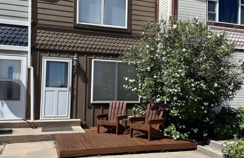 Laramie House | 4 bedroom 4 bath Laramie townhouse. Close to all the fun!
