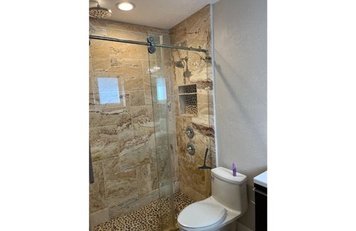 Golden Glades House | 4 bedroom, 5 bed house with saltwater pool. 15 min from beach.