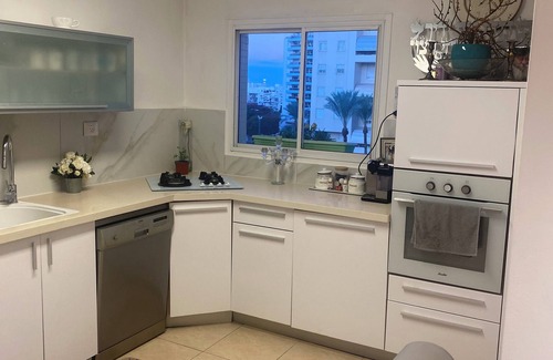 Rishon LeTsiyon Apartment | 4-bedroom apartment. Clean, with a lot of space, light. next to shopping centre