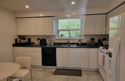 Maple Leaf House | 4 bedroom Apt, 1Floor, 9 people stay, private graden
