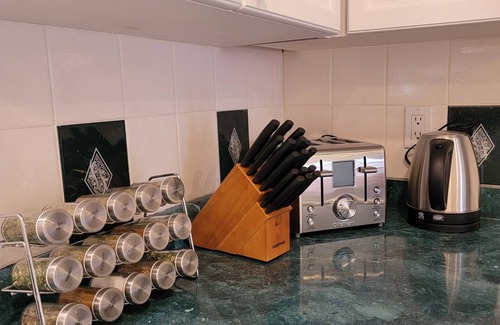 Maple Leaf House | 4 bedroom Apt, 1Floor, 9 people stay, private graden