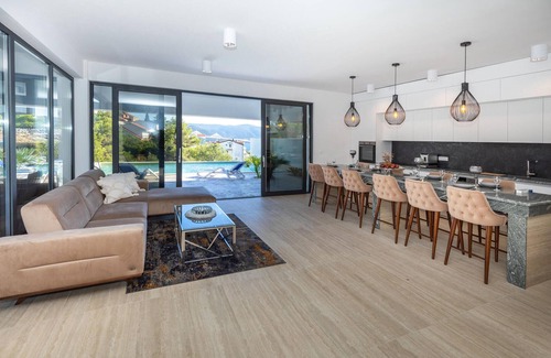 Komarna House | 4 bedroom awesome home in Komarna