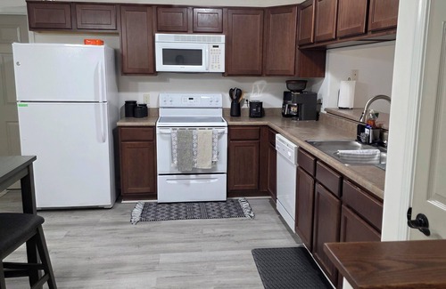 Fort Wayne House | 4-bedroom bungalow in awesome Fort Wayne nwith king size Bed