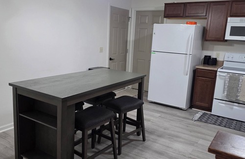 Fort Wayne House | 4-bedroom bungalow in awesome Fort Wayne nwith king size Bed