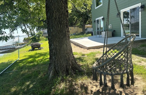 Burbank Cabin | 4-bedroom cabin on Missouri Rive with WiFi, AC