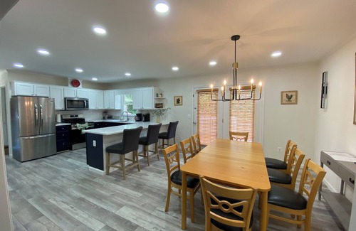 The Glade House | 4-bedroom/corner lot,sleep 9 close to beach & trail in a quiet neighborhood!
