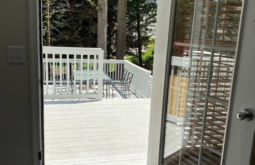 The Glade House | 4-bedroom/corner lot,sleep 9 close to beach & trail in a quiet neighborhood!