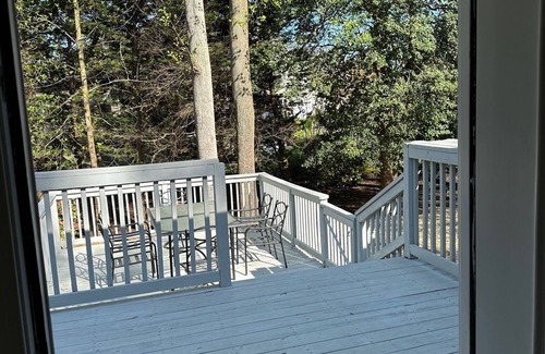 The Glade House | 4-bedroom/corner lot,sleep 9 close to beach & trail in a quiet neighborhood!