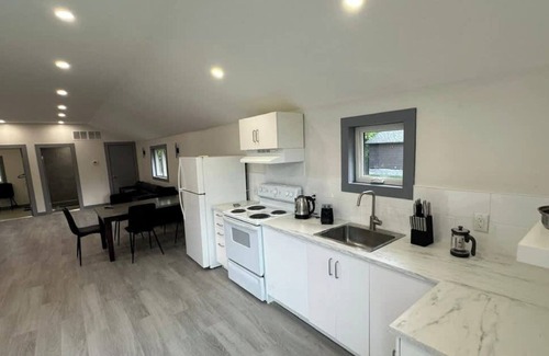 Innisfil Cabin | 4 Bedroom Cottage #2: Innisfil Resort