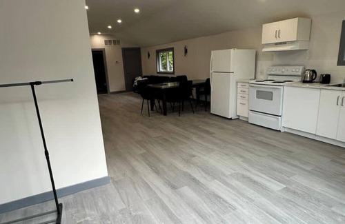 Innisfil Cabin | 4 Bedroom Cottage #2: Innisfil Resort
