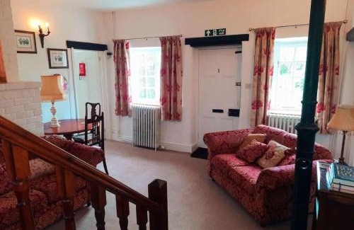 Wickwar House | 4 Bedroom Cottage in Wickwar, The Old Stables Guest House