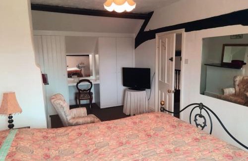 Wickwar House | 4 Bedroom Cottage in Wickwar, The Old Stables Guest House