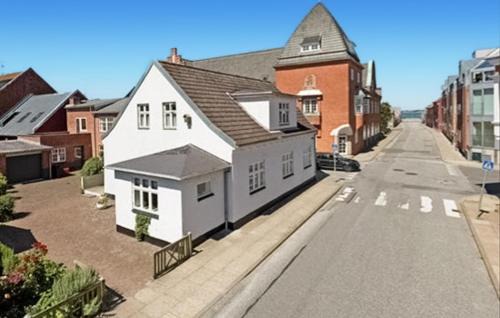 Logstor House | 4 Bedroom Cozy Home In Løgstør