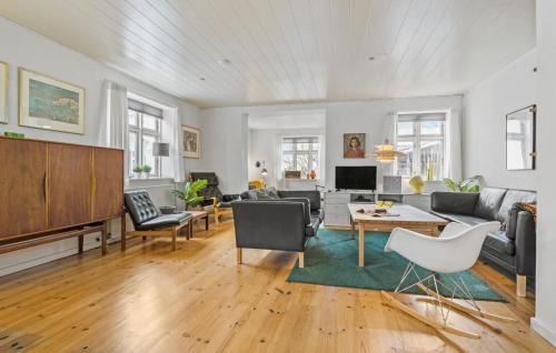 Logstor House | 4 Bedroom Cozy Home In Løgstør