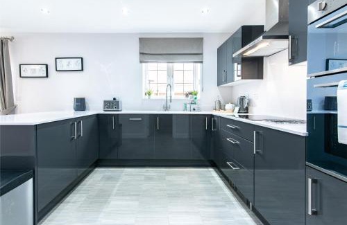 Radcliffe on Trent House | 4 Bedroom Detached House Ideal for Families and Corporate Stays in Radcliffe on Trent